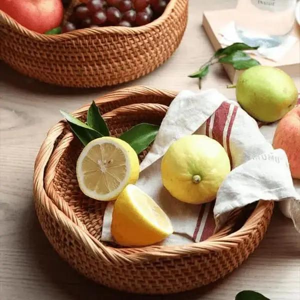 Dekoratives rundes Tablett aus Rattangeflecht | Morada Serena - Morada Serena