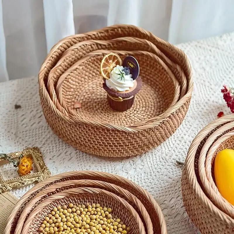 Dekoratives rundes Tablett aus Rattangeflecht | Morada Serena - Morada Serena