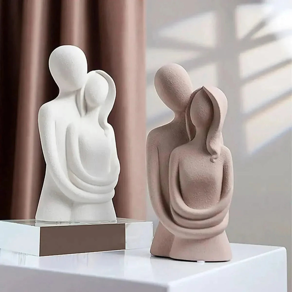 Dekorative Kunstharzskulptur „Intertwined Love“ – Morada Serena