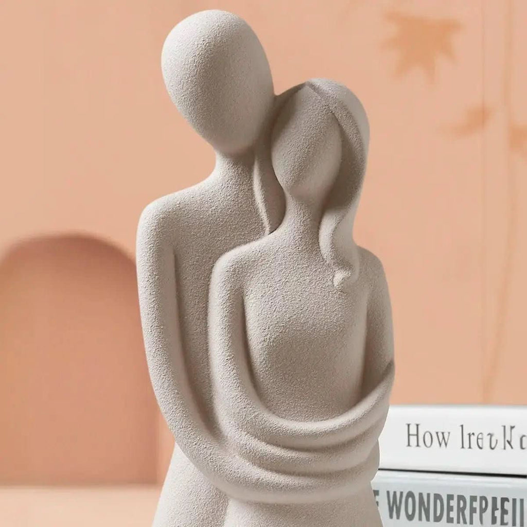 Dekorative Kunstharzskulptur „Intertwined Love“ – Morada Serena