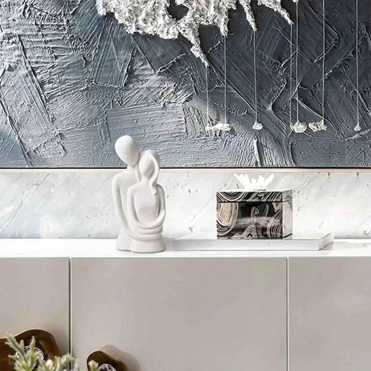 Dekorative Kunstharzskulptur „Intertwined Love“ – Morada Serena